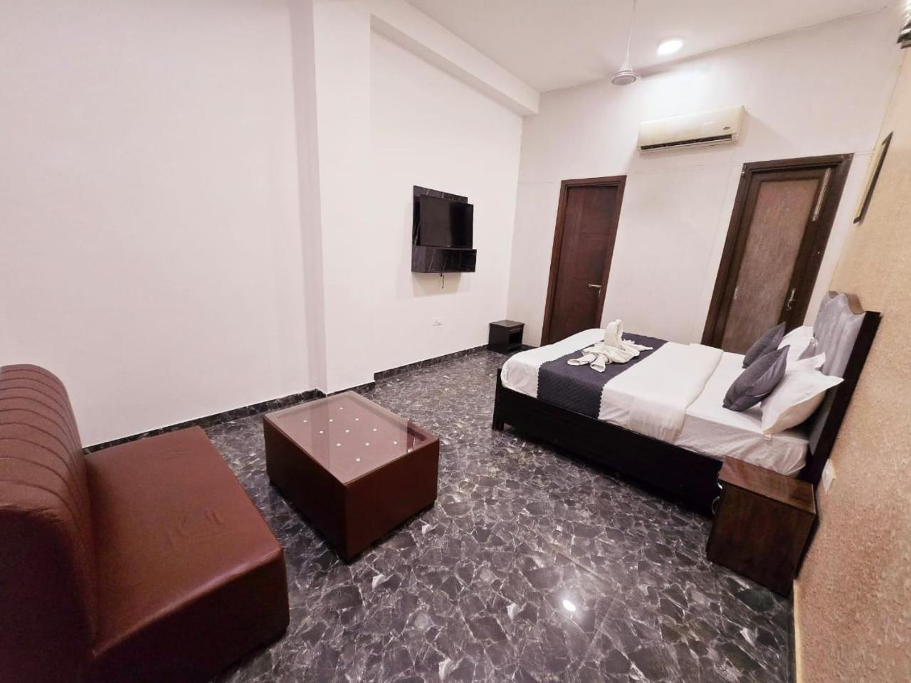 Kd Plaza - Ignou Road Saket