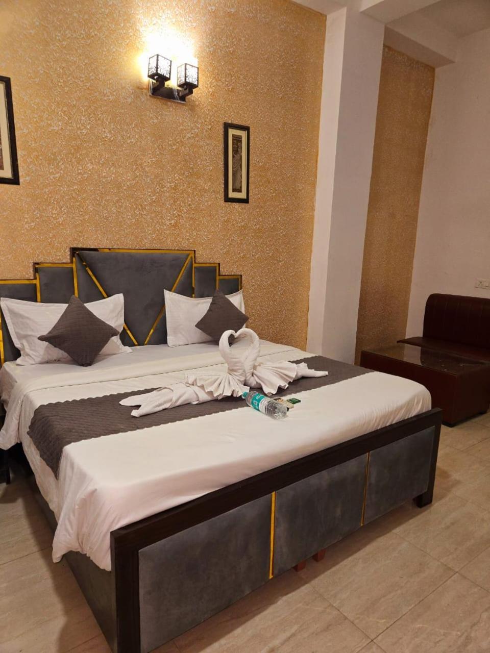 Kd Plaza - Ignou Road Saket Couette-café *